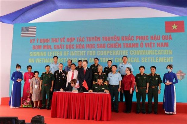 Representatives of the Office of the Steering Committee 701 and the USAID in Vietnam signed cooperation agreements on communications on efforts of all parties in dioxin decontamination.