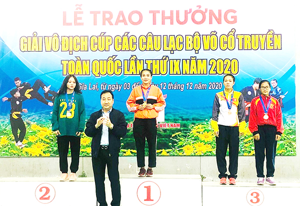Vận động viên Phạm Thị Phượng (bục số 1) đoạt huy chương vàng tại Giải vô địch cúp các CLB võ cổ truyền toàn quốc lần thứ IX-2020. Ảnh: Nhân vật cung cấp