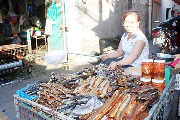Nắm bắt được nhu cầu của khách hàng, chị Nguyễn Thị Thu Hồng tranh thủ bán các loại đồ quê ở chợ để kiếm thêm thu nhập dịp Tết