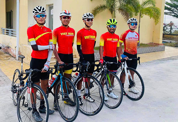 Đội tuyển xe đạp đường trường Việt Nam tập huấn chuẩn bị cho SEA Games 31