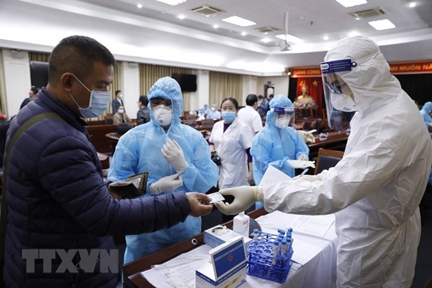 Health workers take sample for COVID-19 testing (Photo: VNA)