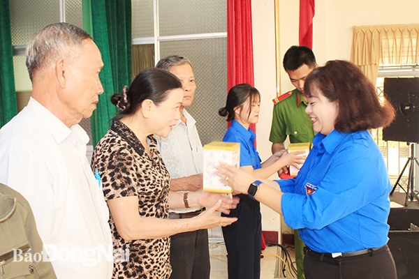 Chị Nguyễn Thanh Hiền, Phó bí thư phụ trách Tỉnh đoàn trao máy đo huyết áp cho người cao tuổi trên địa bàn H.Trảng Bom