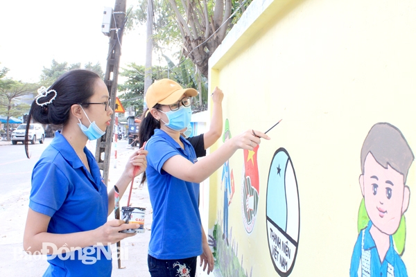 Đoàn viên thanh niên P.Tam Hiệp, TP.Biên Hòa vẽ tranh tường tại Trường tiểu học Tam Hiệp A