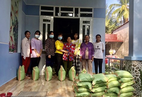 Women receive Tet gifts in Vi Thanh city.