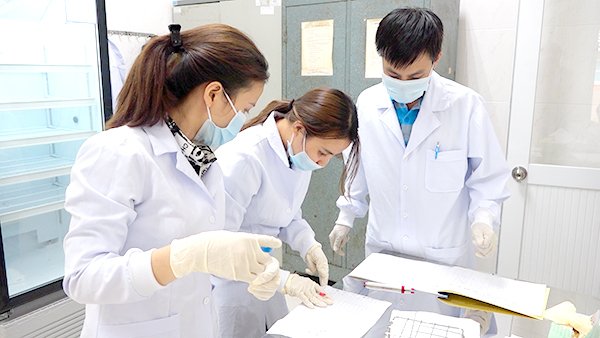 Những chiến sĩ áo trắng nơi tuyến đầu chống dịch