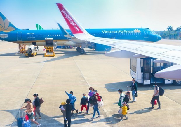 Passengers leave the plane after a flight (Photo: VNA)