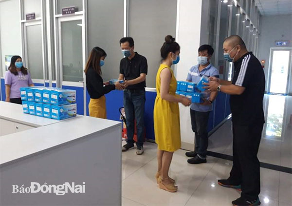 Đại diện Công ty TNHH Pousung Việt Nam tặng khẩu trang cho công nhân lao động
