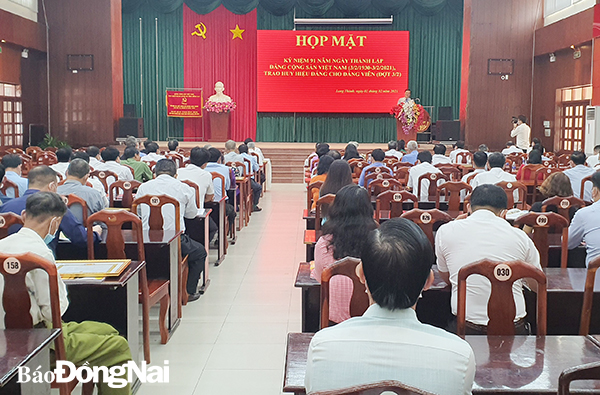 Bí thư Huyện ủy Long Thành Dương Minh Dũng, phát biểu ôn lại truyền thống 91 năm của Đảng ta và Thường trực Huyện ủy Long Thành chúc mừng đảng viên được nhận Huy hiệu Đảng dịp này.