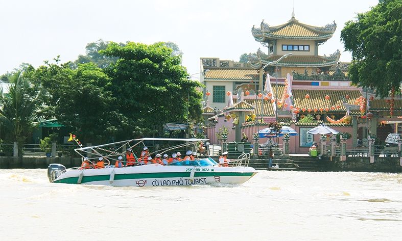 Khách du lịch đường sông ghé tham quan chùa Ông ở cù lao Phố, TP.Biên Hòa. Ảnh: Hoàng Hải