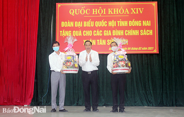  Phó trưởng Đoàn phụ trách Đoàn đại biểu Quốc hội tỉnh tặng quà cho Ủy ban MTTQ Việt Nam 2 huyện Long Thành và Nhơn Trạch
