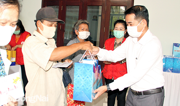 Phó chủ tịch UBND tỉnh Thái Bảo trao quà Tết của Công ty TNHH Một thành viên xổ số kiến thiết và dịch vụ tổng hợp Đồng Nai cho người khó khăn TP.Biên Hòa
