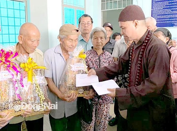 Ban Trị sự Giáo hội Phật giáo TP.Biên Hòa tổ chức trao quà Tết Tân Sửu 2021 cho người dân có hoàn cảnh khó khăn. Ảnh: Thảo Lâm