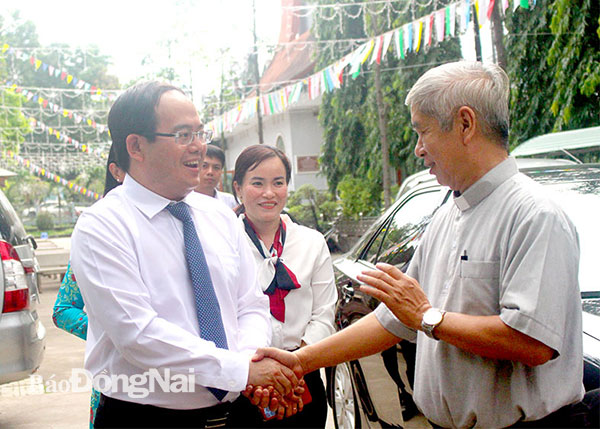 Phó bí thư Tỉnh ủy Quản Minh Cường thăm hỏi linh mục Phạm Ngọc Anh Tuấn trong dịp đến thăm chúc mừng Giáng sinh năm 2020. Ảnh: Hồ Thảo