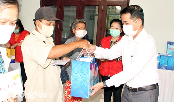 Vice Chairman Thai Bao presents Tet gifts to needy people