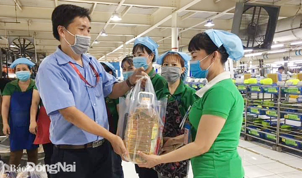 Đại diện Công đoàn Công ty TNHH Hwaseung Vina (H.Nhơn Trạch) tặng quà tết cho đoàn viên, người lao động