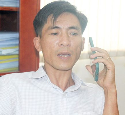 BS Phan Văn Phúc, Trưởng khoa Phòng chống bệnh truyền nhiễm Trung tâm Kiểm soát bệnh tật tỉnh nhận điện thoại của người dân báo có người trở về từ Hải Dương trên địa bàn