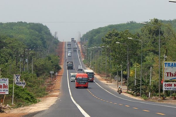 A section of the National Highway 20, which is currently the only road connecting Dong Nai and Dalat City. Prime Minister Nguyen Xuan Phuc has agreed in principle that the Lam Dong Province government will be in charge of developing the Tan Phu-Bao Loc expressway project – PHOTO: LE ANH