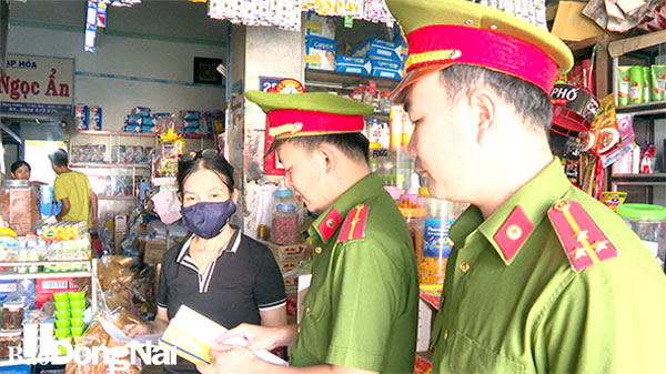 Công an H.Xuân Lộc tuyên truyền cho người dân về việc phòng ngừa vi phạm liên quan đến pháo trong dịp Tết. Ảnh: C.T.V
