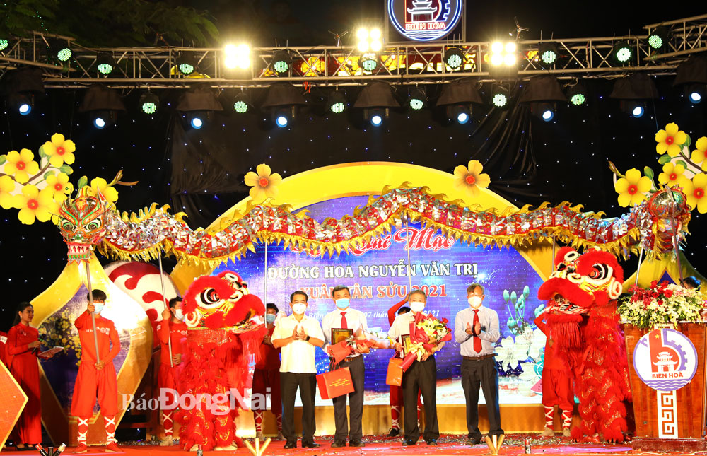 Chủ tịch UBND tỉnh Cao Tiến Dũng và Phó chủ tịch UBND tỉnh Thái Bảo trao quà lưu niệm cho các đơn vị tài trợ