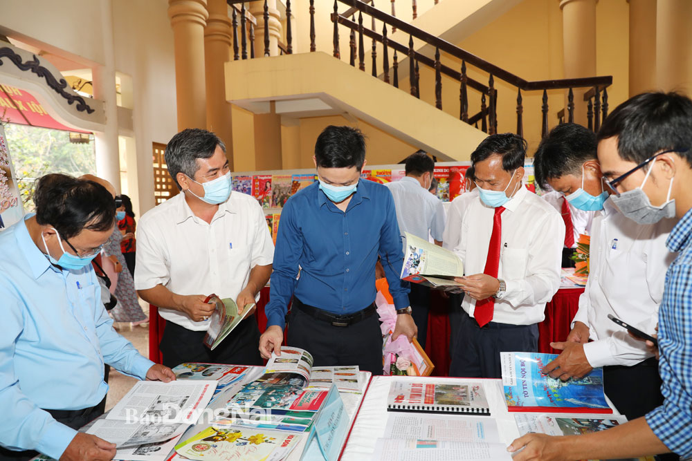 Các đại biểu xem triển lãm báo