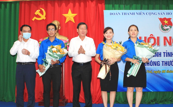 Đồng chí Đào Văn Phước (giữa) tặng hoa chúc mừng đồng chí Hồ Hồng Nguyên (thứ 2 từ trái sang), tân Bí thư Tỉnh đoàn và các đồng chí Ủy viên Ban chấp hành vừa được bầu bổ sung