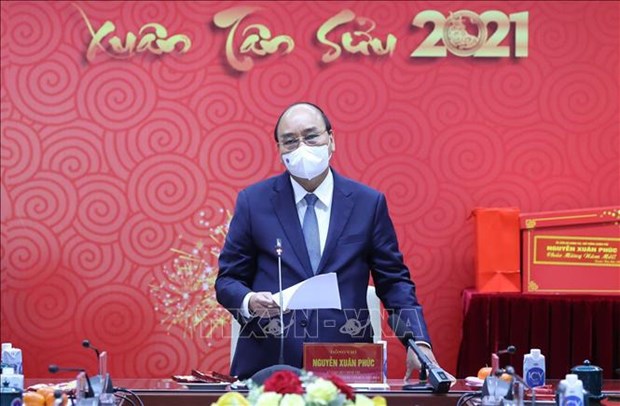 PM meets medical workers ahead of Tet festival