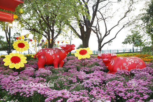 Buffalo statues erected at localities to welcome Tet festival