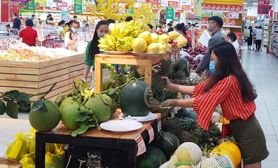 Gian hàng các loại trái cây chưng Tết tại Trung tâm thương mại BigC Tân Hiệp (TP.Biên Hòa)