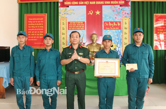 Đại tá Vũ Văn Điền trao thưởng cho Tổ tuần tra độc lập