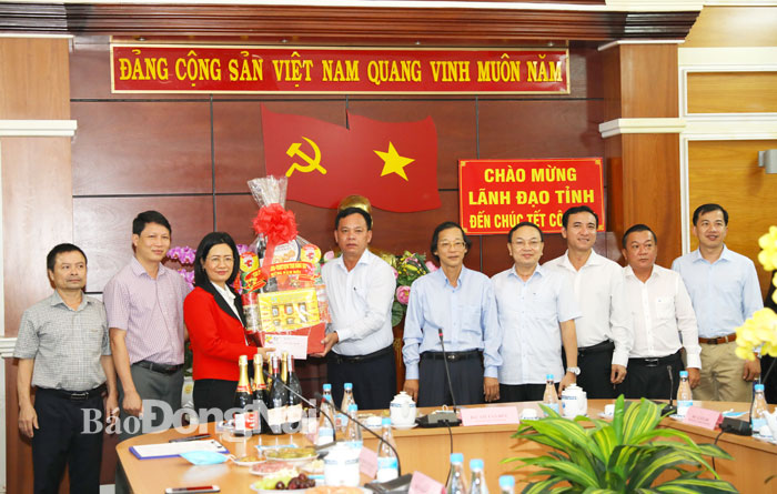 Phó chủ tịch UBND tỉnh Võ Tấn Đức trao quà tết cho lãnh đạo Công ty cổ cấp nước Đồng Nai. Ảnh: Huy Anh