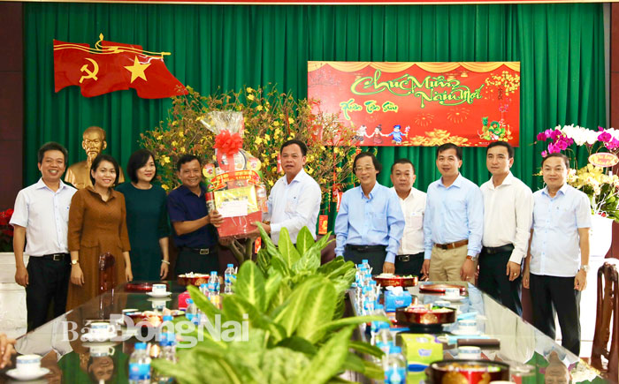 Phó chủ tịch UBND tỉnh Võ Tấn Đức trao quà tết cho lãnh đạo Công ty cổ phần Môi trường Sonadezi.