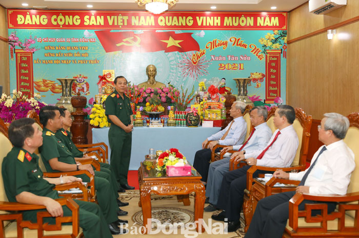 Đại tá Vũ Văn Điền báo cáo với đoàn công tác. Ảnh: Huy Anh