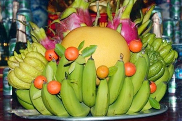 A five fruit tray is usually composed of a hand of green bananas, a ripe pomelo (or a Buddha's hand, a shaddock), oranges, persimmons, sapodilla plums, a bunch of kumquat (Photo: VNA)