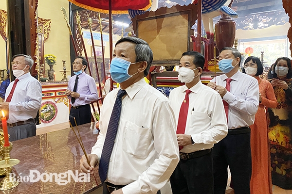 Dong Nai's leaders burnt incense at Nguyen Huu Canh Temple.