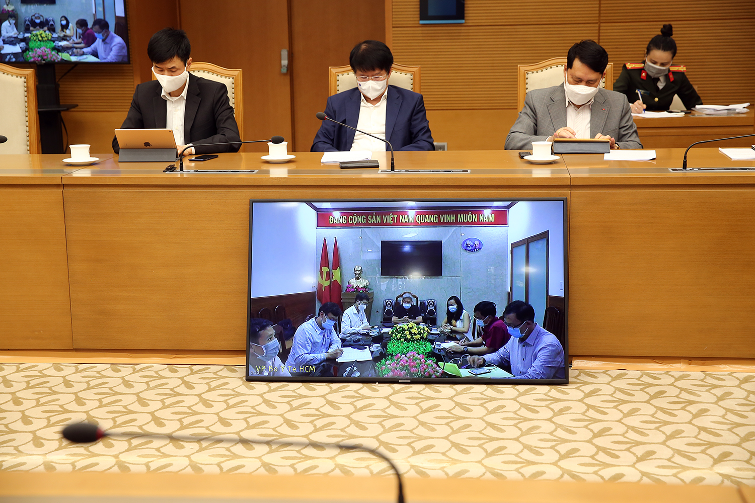 Thứ trưởng Bộ Y tế Nguyễn Trường Sơn báo cáo trực tuyến tình hình dịch bệnh ở TPHCM