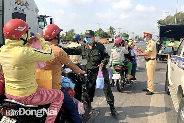 CSGT chuẩn bị khẩu trang, nước uống và khăn lạnh để phát cho người dân đi đường (Ảnh: CTV)