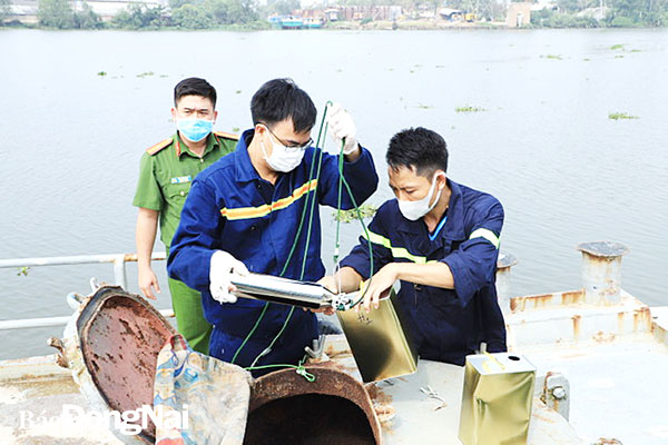 Lực lượng công an lấy mẫu xăng dầu tại các địa điểm sản xuất, buôn bán xăng dầu trong chuyên án 920G để đưa đi xét nghiệm. Ảnh do Công an tỉnh cung cấp