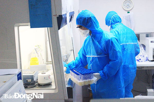 Nhân viên y tế Bệnh viện Đa khoa Đồng Nai thực hiện xét nghiệm SARS-CoV-2. Ảnh: Hạnh Dung