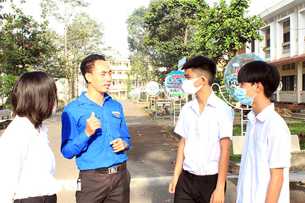 Thầy Đậu Đức Anh (thứ 2 từ trái sang) trao đổi công việc với học sinh chuẩn bị tham dự chương trình do Huyện đoàn Trảng Bom tổ chức. Ảnh: Nga Sơn