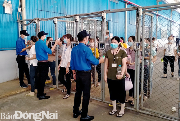 Các doanh nghiệp trên địa bàn TP.Long Khánh tổ chức đo nhiệt độ, rửa tay sát khuẩn và khai báo y tế cho công nhân trong ngày đầu vào làm việc sau nghỉ tết