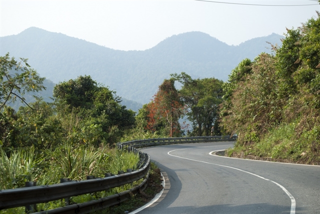 A road on Bảo Lộc Hill in Lâm Đồng Province. The Tân Phú - Bảo Lộc highway project connecting Đồng Nai and Lâm Đồng provinces will be overseen by the Lâm Đồng People’s Committee. Photo: tuoitre.vn