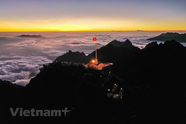 Fansipan mount is dubbed as ‘Indochina’s rooftop’. It looks stunning from dusk till dawn, regardless of any weather conditions. 