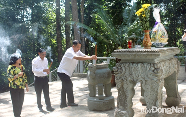 Các đồng chí lãnh đạo, nguyên lãnh đạo tỉnh dâng hương tại di tích Trung ương Cục miền Nam (H.Vĩnh Cửu). Ảnh: L.Na