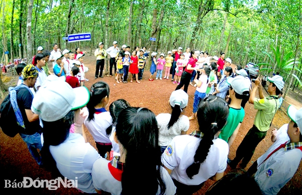 Học sinh trên địa bàn tỉnh tham quan, tìm hiểu văn hóa, lịch sử tại di tích Khu ủy miền Đông Nam bộ