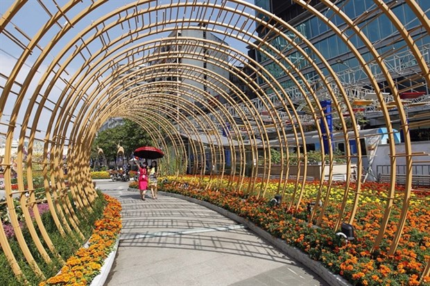 Visitors at Nguyen Hue Flower Street during the Lunar New Year (Tet) festival.(Photo: VNA)