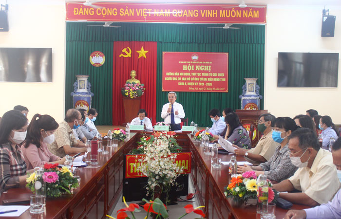 Đồng chí Cao Văn Quang, Chủ tịch Ủy ban MTTQ Việt Nam tỉnh phát biểu tại hội nghị
