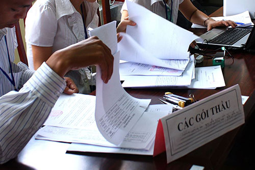 A bidding session. The draft decree will guide State companies to execute bidding packages under the CPTTP.  — Photo thoibaotaichinh.vn