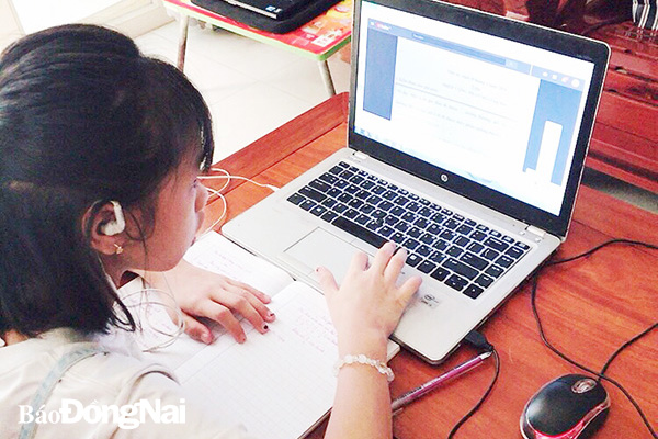 Học sinh lớp 4 Trường TH-THCS-THPT Bùi Thị Xuân (TP.Biên Hòa) học online tại nhà (ảnh dưới)
