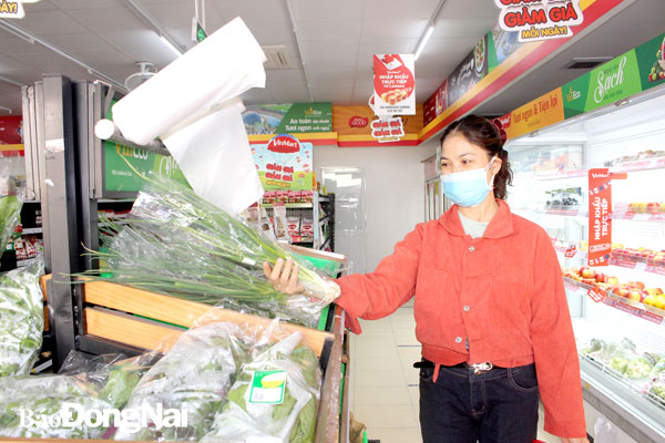 Người dân mua hàng ở cửa hàng Vinmart+ tại P.Tam Phước, TP.Biên Hòa. Ảnh: Hoàng Lộc