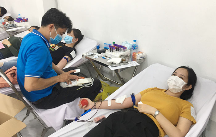 Đông đảo cán bộ, nhân viên y tế, người dân tham gia hiến máu tình nguyện.